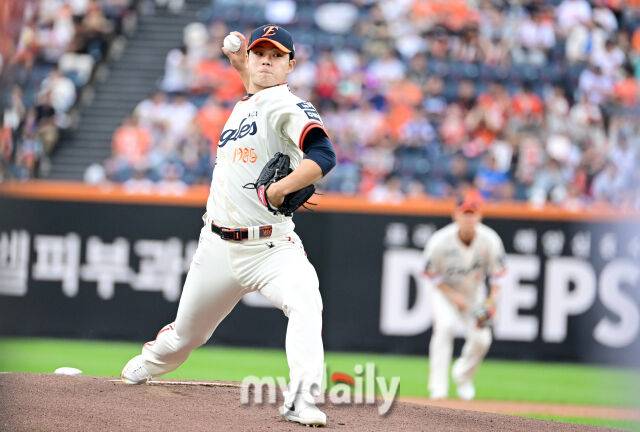 2025년 9월 27일 오후 대전 한화생명 볼파크에서 열린 '2025 신한 SOL뱅크 KBO 리그' LG 트윈스와 한화 이글스의 경기. 한화 선발투수 문동주가 역투하고 있다./대전 = 유진형 기자