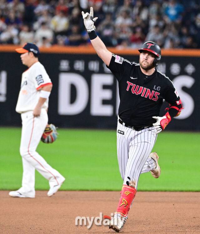 2025년 9월 27일 오후 대전 한화생명 볼파크에서 열린 '2025 신한 SOL뱅크 KBO 리그' LG 트윈스와 한화 이글스의 경기. LG 오스틴이 6회초 2사 후 솔로 홈런을 친 뒤 기뻐하고 있다./대전 = 유진형 기자