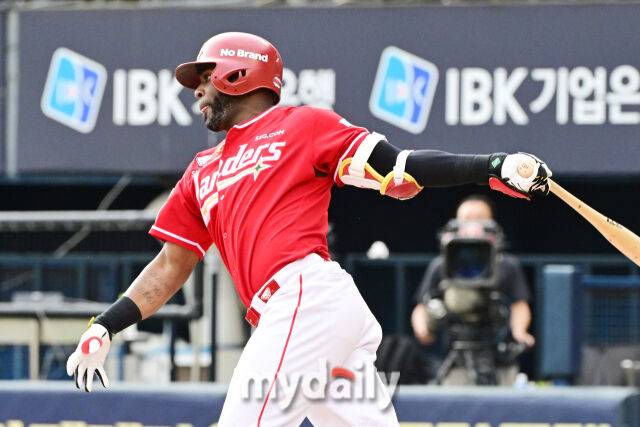 7일 오후 서울 잠실야구장에서 진행된 '2025 신한 SOL뱅크 KBO 리그' SSG-LG의 경기.SSG 에레디아가 3회초 1사 1,2루에서 1타점 적시타를 때리고 있다./마이데일리