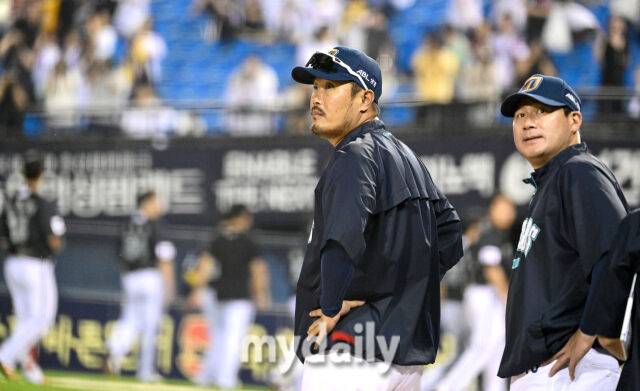 2025년 6월 17일 오후 서울 잠실구장에서 진행된 '2025 신한 SOL뱅크 KBO 리그' NC 다이노스와 LG 트윈스의 경기. NC 이호준 감독이 6-2로 승리한 뒤 기뻐하고 있다./마이데일리