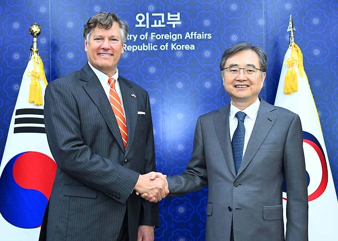 조현 외교부 장관이 지난 14일 외교부 청사에서 크리스토퍼 랜도 미국 국무부 부장관을 접견하며 악수하고 있다.  [외교부 제공]
