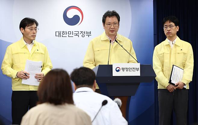 이재용 국가정보자원관리원장(가운데)이 27일 오전 서울 종로구 정부서울청사 브리핑실에서 열린 ‘국가정보자원관리원 화재 관련 브리핑’에서 취재진 질문에 답하고 있다.[연합]