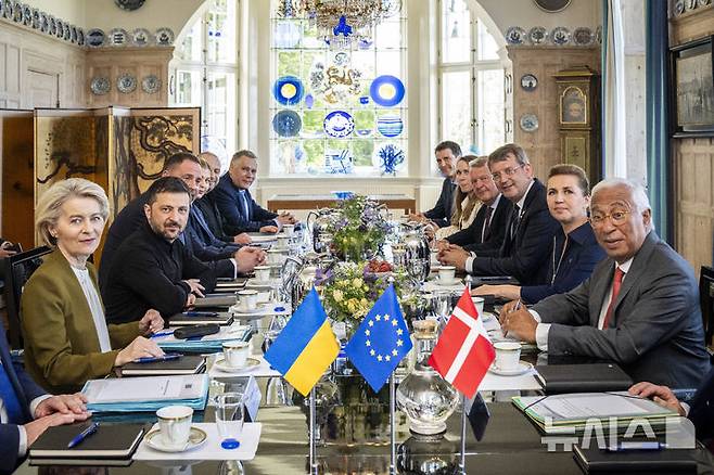 [오르후스=AP/뉴시스] 볼로디미르 젤렌스키(왼쪽 두 번째) 우크라이나 대통령이 3일(현지시간) 덴마크 오르후스의 마르셀리스보르성에서 열린 덴마크의 유럽연합(EU) 순회 의장국 출범  행사에 참석해 메테 프레데릭센(오른쪽 두 번째) 덴마크 총리 등 유럽정상들과 회담하고 있다. 2025.07.04