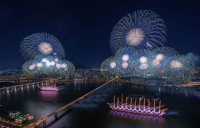 [서울=뉴시스] 5일 ‘한화와 함께하는 서울세계불꽃축제 2024’가 여의도 한강공원에서 성황리에 개최됐다.(사진=한화) 2024.10.06 photo@newsis.com  *재판매 및 DB 금지