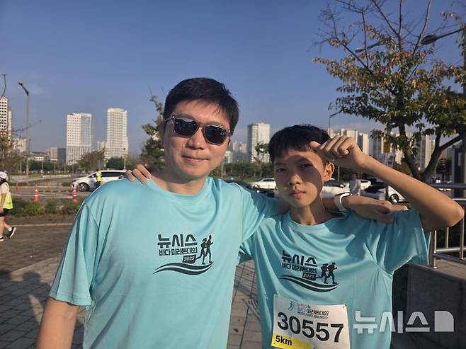 [인천=뉴시스] 김희준 기자 = 유승민 대한체육회장과 장남 유성혁이 27일 인천광역시 영종도 하늘구름광장에서 열린 '제1회 뉴시스 바다 마라톤' 대회에 참가했다. 레이스를 앞두고 포즈를 취한 유 회장과 유성혁. 2025.09.27jinxijun@newsis.com