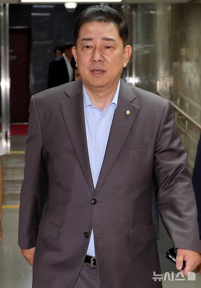 [서울=뉴시스] 조성봉 기자 = 김병기 더불어민주당 원내대표가 27일 오후 서울 여의도 국회에서 열린 비공개 의원총회에 참석하고 있다. 2025.09.27. suncho21@newsis.com