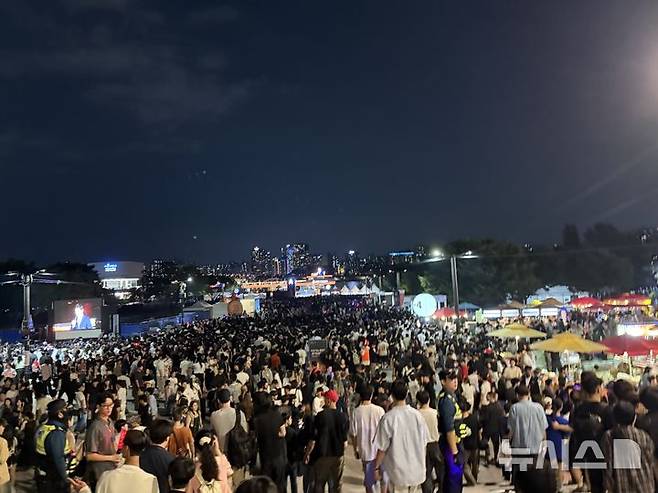 [서울=뉴시스]박나리 수습기자=2025 서울세계불꽃축제가 열린 27일 오후, 서울 영등포구 여의도한강공원 일대가 축제를 찾은 시민들로 인산인해를 이루고 있다.2025.09.27