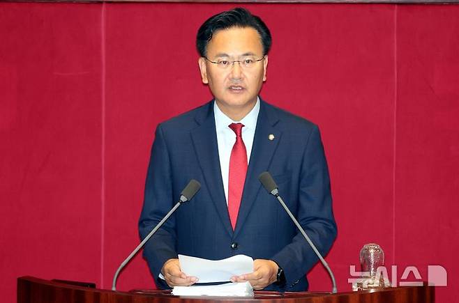 [서울=뉴시스] 조성봉 기자 = 유상범 국민의힘 의원이 27일 오후 서울 여의도 국회에서 열린 본회의에서 국회법 일부개정법률안(위원회안)에 대한 반대 무제한토론을 하고 있다. 2025.09.27.&nbsp;suncho21@newsis.com
