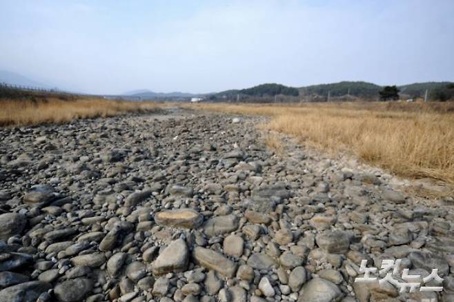 지난 2018년 바닥까지 드러났던 속초시 주 취수원인 쌍천. 전영래 기자