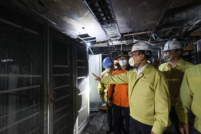 김민석 국무총리가 27일 밤 대전 유성구 국가정보자원관리원 화재 현장을 살펴보고 있다. 연합뉴스