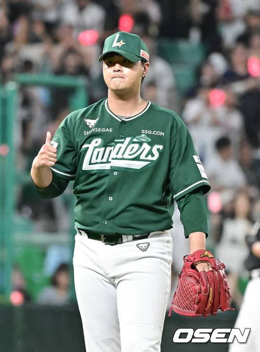 [OSEN=인천, 박준형 기자 ] 프로야구 SSG 랜더스가 지난 경기 1-10 대패를 설욕하며 3위 자리를 지켰다.SSG는 26일 인천 SSG랜더스필드에서 열린 ‘2025 신한은행 SOL Bank KBO리그’ KT 위즈와의 경기에서 5-2로 승리했다. SSG는 지난 25일 KT에 1-10 대패를 당해 4위 삼성에&nbsp;0.5게임차까지 추격을 허용했지만 이날 승리로 삼성의 추격을 따돌리고 3위 수성에 성공했다.&nbsp;경기종료 후 세이브 거둔 SSG 김민이 엄지척을 보이고 있다.  025.09.25 / soul1014@osen.co.kr