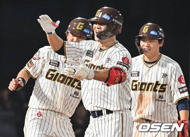 [OSEN=부산, 이석우 기자] 26일 부산 사직야구장에서 2025 신한 SOL 뱅크 KBO 리그 롯데 자이언츠와 삼성 라이온즈의 경기가 열렸다. 홈팀 롯데는 박준우가, 방문팀 삼성은 원태인이 선발 출전했다.롯데 자이언츠 김민성이 7회말 2사 만루 좌월 역전 만루 홈런을 치고 하이파이브를 하고 있다. 2025.09.26 / foto0307@osen.co.kr