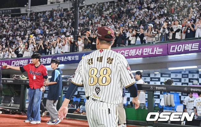 [OSEN=부산, 이석우 기자] 26일 부산 사직야구장에서 2025 신한 SOL 뱅크 KBO 리그 롯데 자이언츠와 삼성 라이온즈의 경기가 열렸다. 홈팀 롯데는 박준우가, 방문팀 삼성은 원태인이 선발 출전했다.롯데 자이언츠 김태형 감독이 2025시즌 마지막 경기를 끝내고 팬들에게 감사 인사를 마치고 들어가고 있다. 2025.09.26 / foto0307@osen.co.kr