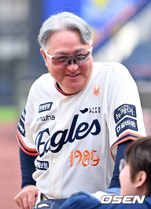 [OSEN=대전, 민경훈 기자] 27일 오후 대전 한화생명볼파크에서 2025 신한 SOL Bank KBO리그 한화 이글스와 LG 트윈스의 경기가 열린다한화는 문동주, LG는 톨허스트를 선발 투수로 내세운다.한화 김경문 감독이 취재진들과 얘기를 나누고 있다. 2025.09.27 /rumi@osen.co.kr
