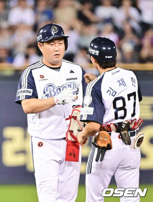 [OSEN=잠실, 박준형 기자] 23일 오후 서울 잠실구장에서 ‘2025 신한 SOL BANK KBO리그’ 두산 베어스와 KT 위즈의 경기가 진행됐다.이날 경기에서 두산은 제환유를, KT는 패트릭을 선발투수로 내세웠다.6회말 1사 두산 양의지가 2루타를 날리고 김재현 코치와 하이파이브를 하고 있다.  2025.08.23 / soul1014@osen.co.kr