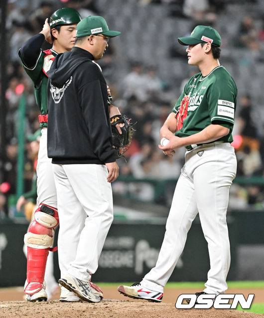 [OSEN=인천, 박준형 기자 ] 25일 오후 인천 SSG랜더스필드에서 프로야구 SSG 랜더스와 KT 위즈의 경기가 진행됐다.이날 경기에서 SSG은 화이트를 KT는 고영표를 선발투수로 내세웠다.9회초 SSG 경헌호 투수 코치가 마운드에 올라 조병현 마무리 투수와 이야기를 나누고 있다. . 2025.09.25 / soul1014@osen.co.kr