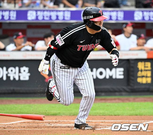 [OSEN=대전, 민경훈 기자] 27일 오후 대전 한화생명볼파크에서 2025 신한 SOL Bank KBO리그 한화 이글스와 LG 트윈스의 경기가 열렸다.한화는 문동주, LG는 톨허스트를 선발 투수로 내세웠다.1회초 1사 주자 1,2루 LG 김현수가 중견수 오른쪽 선취 1타점 적시타를 때리고 있다. 2025.09.27 /rumi@osen.co.kr