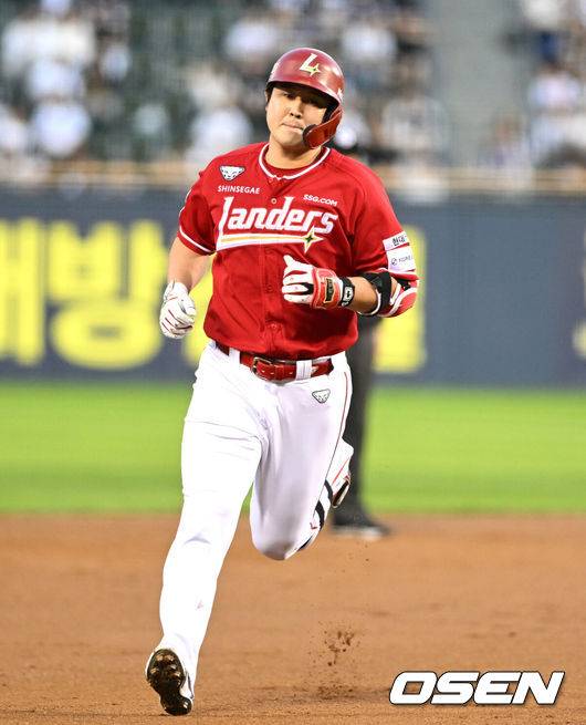 [OSEN=잠실, 이대선 기자] 27일 오후 서울 잠실야구장에서 2025 신한 SOL Bank KBO리그 두산 베어스와 SSG 랜더스의 경기가 열렸다.두산은 최승용, SSG은 김광현을 선발 투수로 내세웠다.5회초 2사에서 SSG 최정이 좌월 솔로 홈런을 치고 그라운드를 돌고 있다.  2025.09.27 /sunday@osen.co.kr