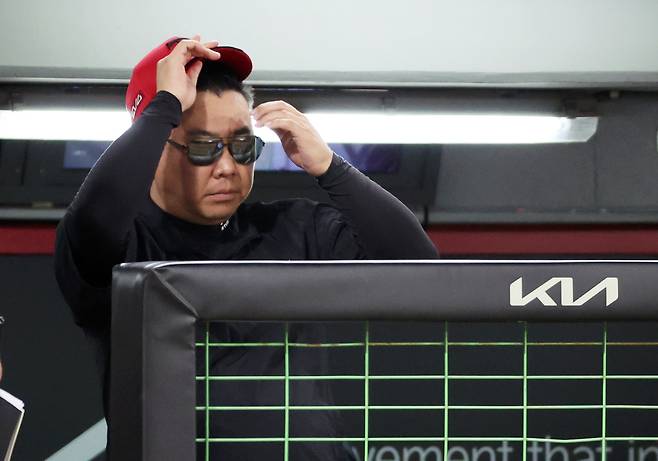 지난 8월 24일 광주기아챔피언스필드에서 열린 프로야구 LG 트윈스와 KIA 타이거즈의 경기. KIA 이범호 감독이 역전을 당한 6회초 수비를 지켜보고 있다. 연합뉴스