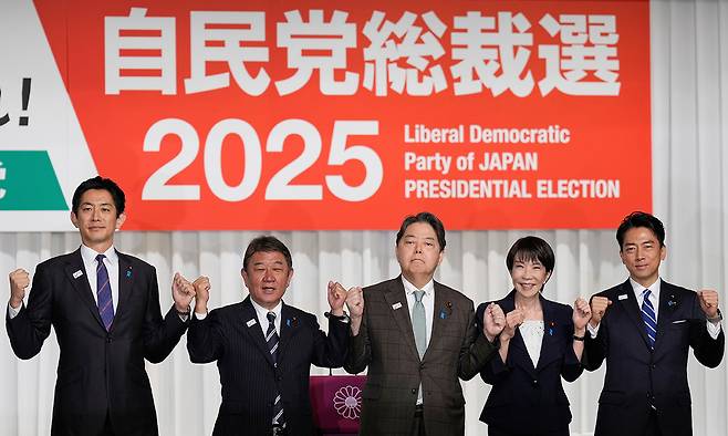 23일 도쿄 자민당 당사에서 열리는 자민당 총재 선거 후보 합동 기자회견을 앞두고 다섯 명의 후보가 기념 촬영하고 있다. 왼쪽부터 고바야시 다카유키 전 경제안보상, 모테기 도시미쓰 전 외무상, 하야시 요시마사 관방장관, 다카이치 사나에 전 경제안보상, 고이즈미 신지로 농림수산상. AP연합뉴스