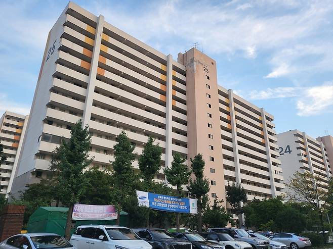 성산시영아파트 단지 앞에 걸린 조합 관련 현수막. 대규모 재건축 기대감 속에 매물이 잠기고 있다.