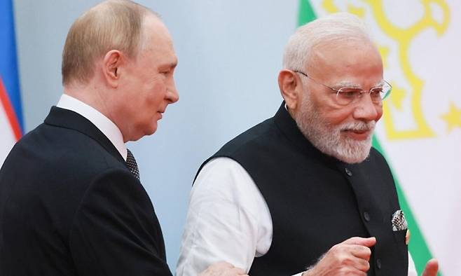 블라디미르 푸틴 러시아 대통령(왼쪽)과 나렌드라 모디 인도 총리. 도널드 트럼프 미국 대통령이&nbsp;“러시아·우크라이나 전쟁을 끝내려면 인도가 러시아산 석유 수입을 중단해야 한다”며 인도에 50%의 관세를 부과하는 등 강력한 압박에 나섬에 따라 모디 총리가 곤경에 빠졌다. 러시아 대통령실 제공
