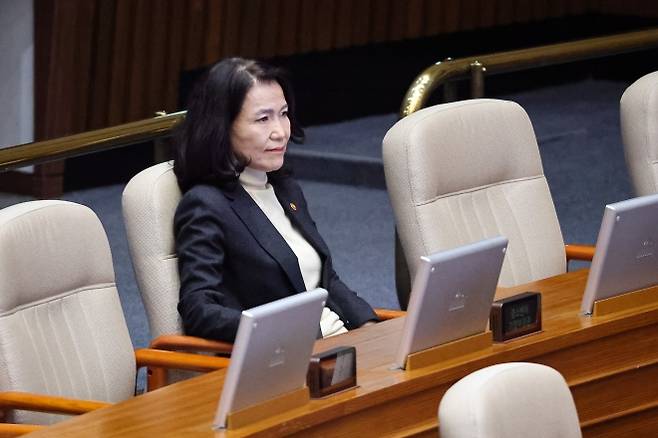 방통위 폐지법 필리버스터 지켜보는 이진숙 방통위원장 - 이진숙 방송통신위원장이 27일 서울 여의도 국회에서 열린 제429회 국회(정기회) 제9차 본회의에서 이주희 더불어민주당 의원의 방송미디어통신위원회의 설치 및 운영에 관한 법률안(대안)에 대한 무제한토론(필리버스터)을 지켜보고 있다. 2025.9.27 뉴스1