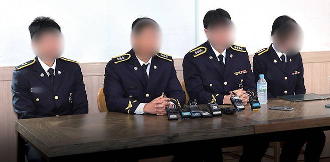 고(故) 이재석 경사의 팀원들인 인천해양경찰서 영흥파출소 직원들이 9월15일 이 경사의 발인을 앞두고 인천 동구의 한 장례식장에서 기자회견을 하고 있다. ⓒ연합뉴스