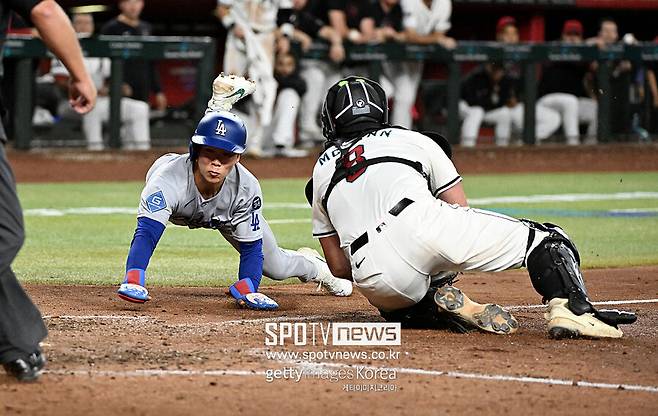 ▲ 25일 논란의 홈 아웃이 된 장면. 3루를 지키는 에벨 코치의 판단 미스라는 시선이 절대적이다