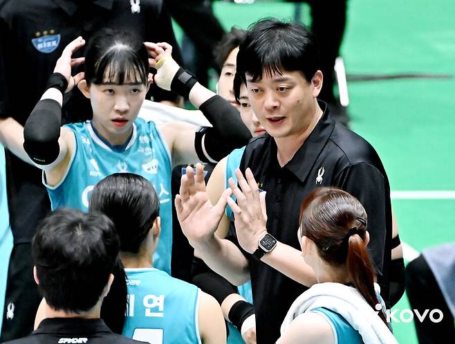 ▲ 선수들과 작전타임 중인 GS칼텍스 이영택 감독 ⓒKOVO