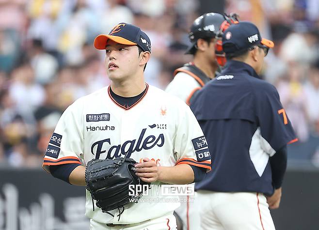 ▲ 문동주는 ⅔이닝 동안 33개의 공을 던지면서 8피안타 6실점의 최악 난조로 고개를 숙였다. ⓒ곽혜미 기자