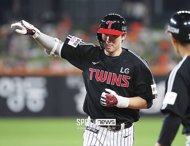 ▲ 4안타 맹타에 수비까지 소화하며 포스트시즌을 앞두고 정상 궤도에 올라가고 있는 홍창기 ⓒ곽혜미 기자