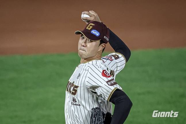 롯데 윤성빈이 26일 사직 삼성전에서 역투하고 있다. /사진=롯데 자이언츠 제공
