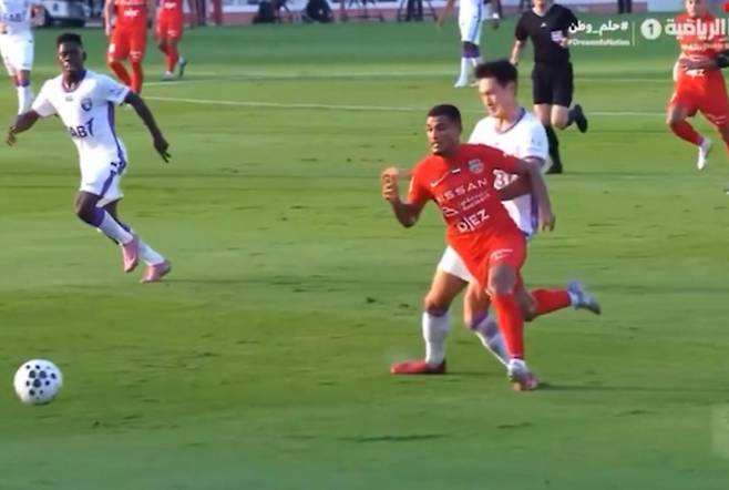 박용우(오른쪽)의 25일(한국시간) UAE 리그 경기 중 충돌 상황. /사진=사회관계망서비스(SNS) 갈무리