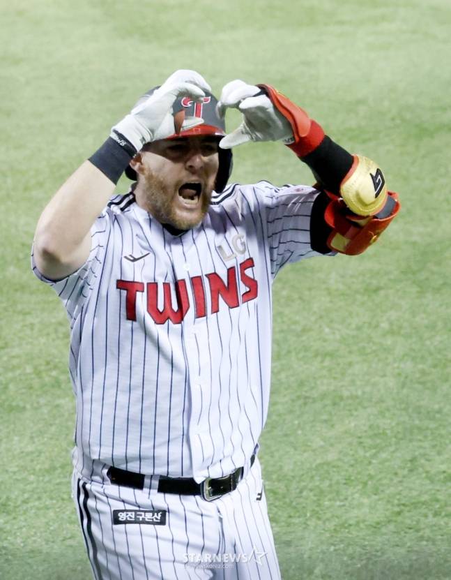 LG 오스틴이 홈런을 치고 세리머니를 하고 있다. /사진=김진경 대기자