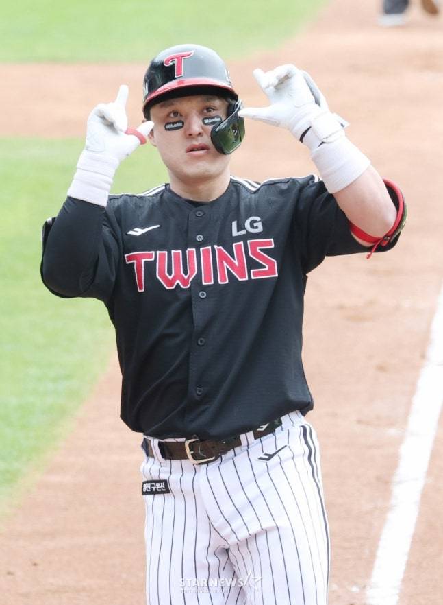 LG 박동원이 홈런을 치고 홈을 밟고 있다. /사진=김진경 대기자