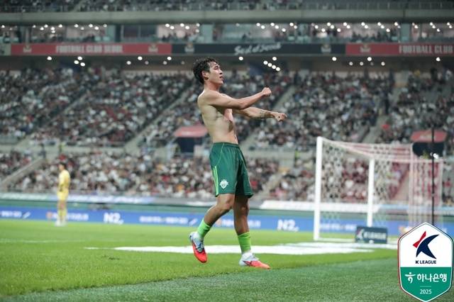 기뻐하는 송민규. /사진=한국프로축구연맹 제공