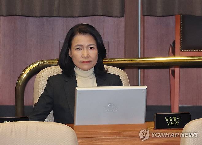 무제한 토론 지켜보는 이진숙 방송통신위원장 (서울=연합뉴스) 박동주 기자 = 이진숙 방송통신위원장이 26일 서울 여의도 국회 본회의에서 방송미디어통신위원회의 설치 및 운영에 관한 법률안에 대한 무제한 토론을 지켜보고 있다. 2025.9.26 pdj6635@yna.co.kr