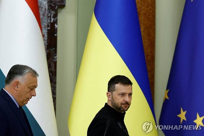 볼로디미르 젤렌스키 우크라이나 대통령(오른쪽)과 오르반 빅토르 헝가리 총리 [로이터 연합뉴스 자료사진. 재판매 및 DB 금지]