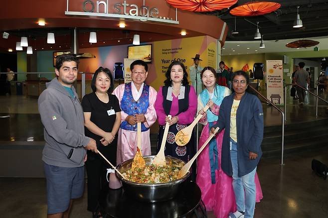 비빔밥 비빔 시연 [주시애틀총영사관 제공]