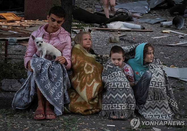 전쟁으로 고통받는 우크라이나 주민들 2025년 8월 러시아의 드론과 미사일 공격을 받은 우크라이나 아파트의 주민들 모습 
[로이터 사진]