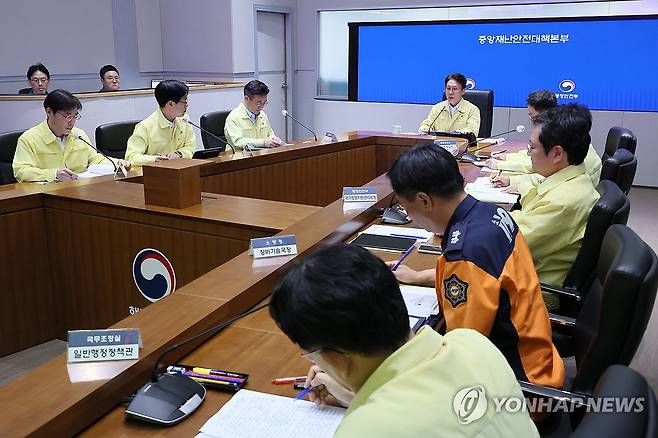 국가정보자원관리원 화재 대책회의 주재하는 김민석 총리 (서울=연합뉴스) 이정훈 기자 = 김민석 국무총리가 27일 서울 종로구 정부서울청사에서 열린 국가정보자원관리원 화재 관련 대책회의를 주재하고 있다. 2025.9.27 uwg806@yna.co.kr