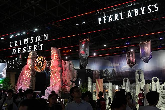 도쿄게임쇼 2025 펄어비스 '붉은사막' 부스     (지바[일본]=연합뉴스) 김주환 기자 = 26일 도쿄게임쇼(TGS) 2025가 열린 일본 지바현 마쿠하리 멧세 내에 펄어비스의 '붉은사막' 부스가 설치돼있다. 2025.9.26 jujuk@yna.co.kr