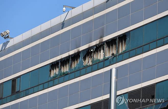 국가정보자원관리원 화재 흔적 (대전=연합뉴스) 김소연 기자 = 27일 대전 유성구 국가정보자원관리원 5층 전산실 창문이 리튬이온 배터리 폭발 화재로 불에 타 있다. 2025.9.27 soyun@yna.co.kr
