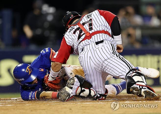 손아섭 ‘득점’ (서울=연합뉴스) 윤동진 기자 = 10일 잠실야구장에서 열린 2025 KBO리그 한화 이글스 대 LG 트윈스 경기. 7회 초 1사 3루 때 한화 손아섭이 문현빈의 타격으로 득점하고 있다. 2025.8.10 mon@yna.co.kr