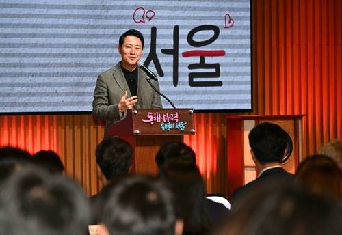 서울도시건축비엔날레 개막포럼 참석한 오세훈 시장 (서울=연합뉴스) 오세훈 서울시장이 27일 서울시청 다목적홀에서 열린 '제5회 서울도시건축비엔날레 개막포럼'에서 환영사하고 있다. 2025.9.27 [서울시 제공. 재판매 및 DB 금지]