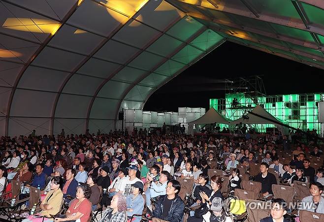 울산울주세계산악영화제 개막식 지켜보는 관람객들 (울산=연합뉴스) 장지현 기자 = 26일 오후 울산시 울주군 영남알프스 복합웰컴센터에서 열린 '제10회 울산울주세계산악영화제'를 찾은 관람객들이 개막식을 지켜보고 있다. 2025.9.26 jjang23@yna.co.kr