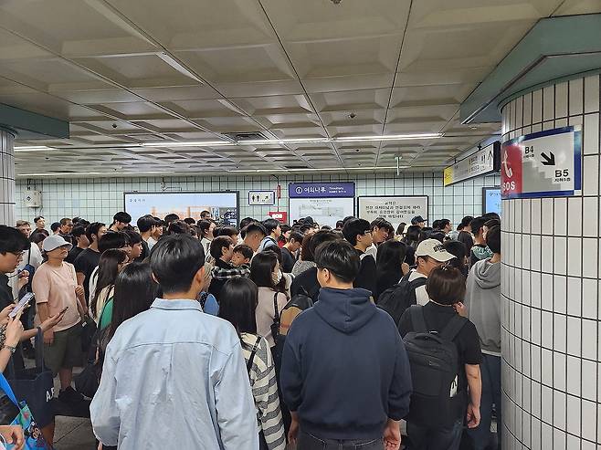 서울불꽃축제 앞두고 혼잡한 여의나루역 (서울=연합뉴스) 김준태 기자 = '2025 서울세계불꽃축제'가 열리는 27일 오후 서울 여의도 한강공원 일대에 대규모 인파가 모여들고 있다. 2025.9.27 photo@yna.co.kr