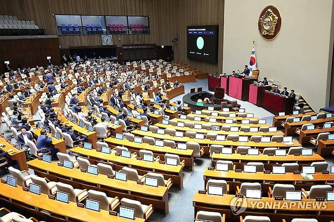 방송미디어통신위원회 설치법 여당 주도 국회 통과 (서울=연합뉴스) 김주성 기자 = 27일 서울 여의도 국회에서 열린 본회의에서 방송미디어통신위원회의 설치 및 운영에 관한 법률안이 통과되고 있다. 2025.9.27 utzza@yna.co.kr
