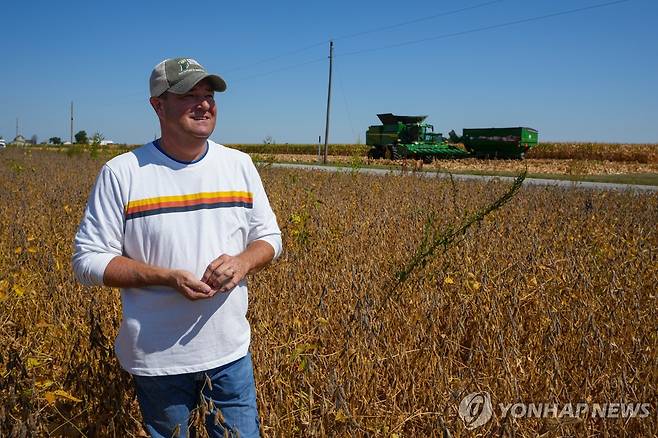 대두밭 살펴보는 미국인 농부 [AP 연합뉴스. 재판매 및 DB 금지]